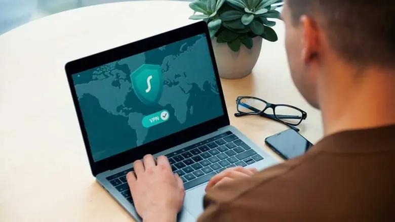 Hvordan-VPN-gjør-det-tryggere-å-bruke-offentlig-WiFi